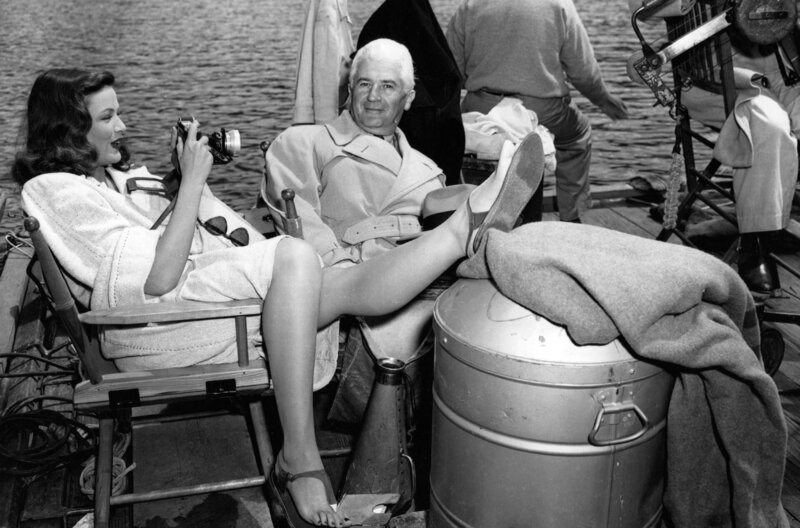 Gene Tierney (li.) und Regisseur John M. Stahl (Mi.) bei den Dreharbeiten zu „Todsünde“ (1945) – Bild: 20th Century Fox /​ Gene Tierney (li.) und Regisseur John M. Stahl (Mi.) bei den Dreharbeiten zu ?Todsünde? (1945)