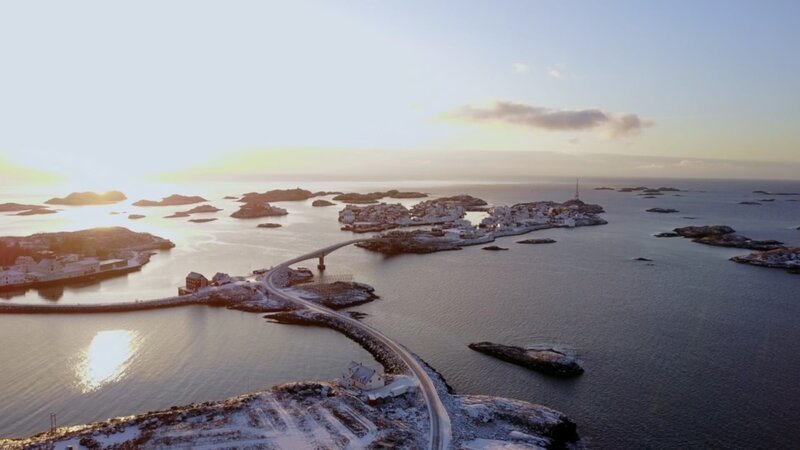 Die 80 Inseln der Lofoten liegen im eisigen Nordmeer. Manche von ihnen sind durch Brücken verbunden. – Bild: ZDF und Eric Bacos & Daniel Lafarge.