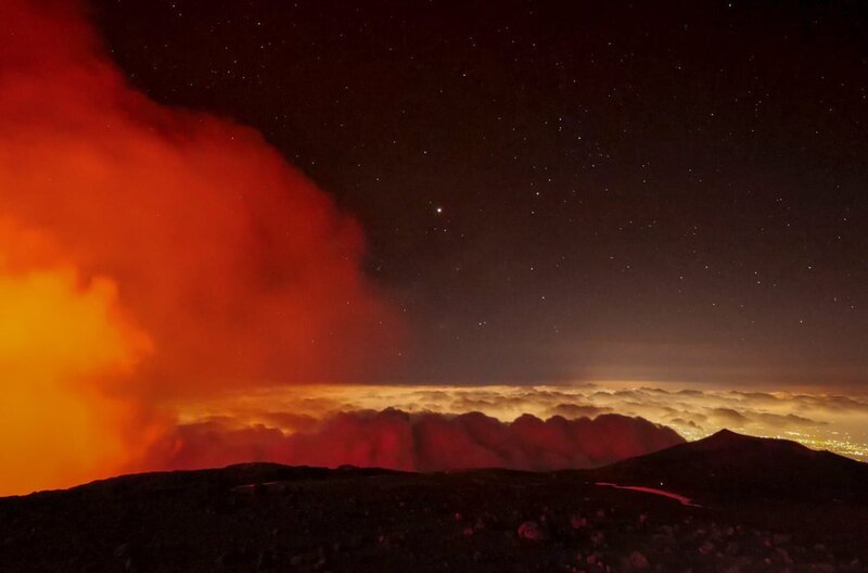 Ein Vulkan ist ein spektakuläres, aber auch extrem gefährliches Naturphänomen. – Bild: Lato Sensu Productions /​ © Lato Sensu Productions