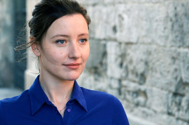Ein Jahr nach dem Lockdown lebt und arbeitet Véra (Amel Charif) als Anwältin in Montpellier. – Bild: Céline Nieszawer / Ein Jahr nach dem Lockdown lebt und arbeitet Véra (Amel Charif) als Anwältin in Montpellier. Ein Jahr nach dem Lockdown lebt und arbeitet Véra (Amel Charif) als Anwältin in Montpellier. – Bild: Céline Nieszawer / Ein Jahr nach dem Lockdown lebt und arbeitet Véra (Amel Charif) als Anwältin in Montpellier.