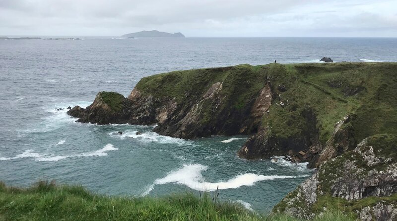 Die bekanntesten Steilklippen Irlands: die Cliffs of Moher. – Bild: ZDF und HR/​Nathaly Janho.