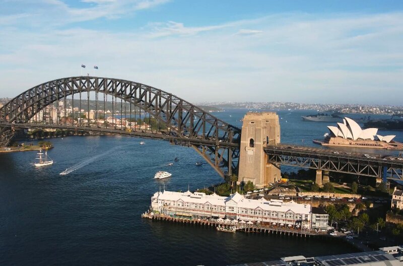 Sydney gilt als einer der schönsten natürlichen Häfen der Welt: Täglich laufen unzählige Schiffe ein und aus, und Fähren befördern unzählige Passagiere an alle Ufer der Stadt. – Bild: Elephant Doc /​ Sydney gilt als einer der schönsten natürlichen Häfen der Welt: Täglich laufen unzählige Schiffe ein und aus, und Fähren befördern unzählige Passagiere an alle Ufer der Stadt.