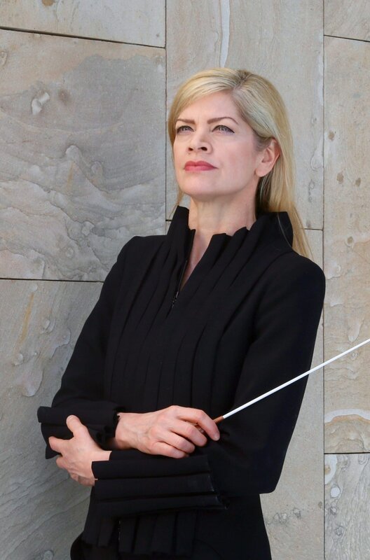 Ukrainian Freedom Orchestra in Warschau – Bild: 2020 Olivia Kahler /​ Keri-Lynn Wilson, Dirigentin des neu gegründeten Ukrainian Freedom Orchestra: Unter ihrer Leitung geht das Ensemble auf Tournee durch Europa und die USA.