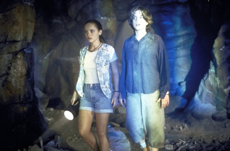 Beth (Christina Ricci, l.) und Jody (Anna Chlumsky, r.) verirren sich in den unzugänglichen Höhlen. Niemand im Dorf weiß, wo die beiden Mädchen sind … – Bild: © Universal Pictures Beth (Christina Ricci, l.) und Jody (Anna Chlumsky, r.) verirren sich in den unzugänglichen Höhlen. Niemand im Dorf weiß, wo die beiden Mädchen sind … – Bild: © Universal Pictures