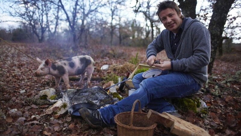 Die Serie mit Jamie Oliver ist ein einziges Abenteuer. In jeder Folge erforscht der Kult-Koch die Küche eines anderen Landes und macht dabei aufregende Entdeckungen. Zunächst lernt er in Marrakesch eine völlig andere Esskultur kennen. In Griechenland fischt er das erste Mal in seinem Leben mit einem Speer. In Andalusien kocht er die größte Paella der Welt und in Frankreich freundet er sich mit einem Trüffelschwein an. Auf seinen Reisen lernt Jamie Oliver zudem eine Reihe anderer Köche kennen, die unter and – Bild: MG RTL D