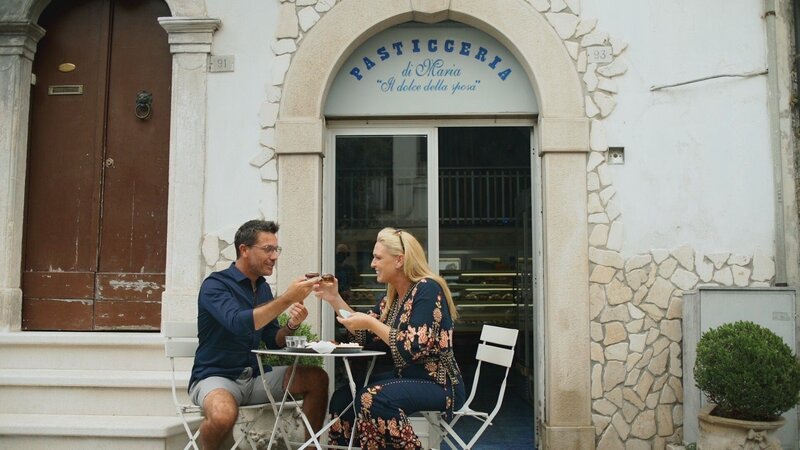 Gino D’Acampo und Jessica Stellina Morrison vor einem Restaurant – Bild: RTL /​ © Studio Ramsay and All3Media int