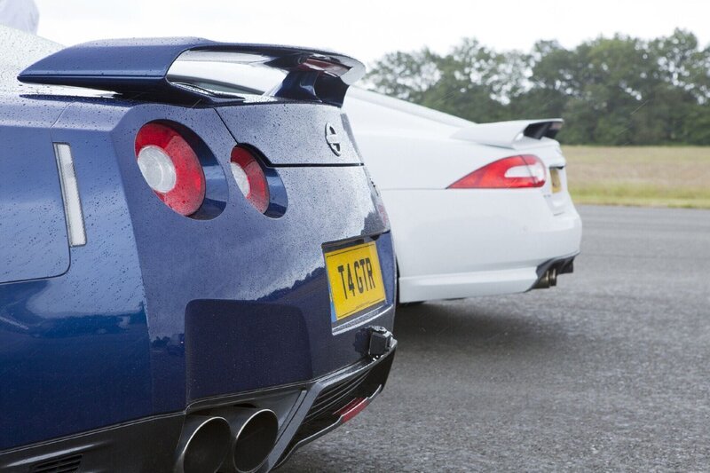 Der Nissan GT-R im Test gegen den Jaguar XKR-S auf der Top Gear-Teststrecke. – Bild: RTL /​ BBC Worldwide