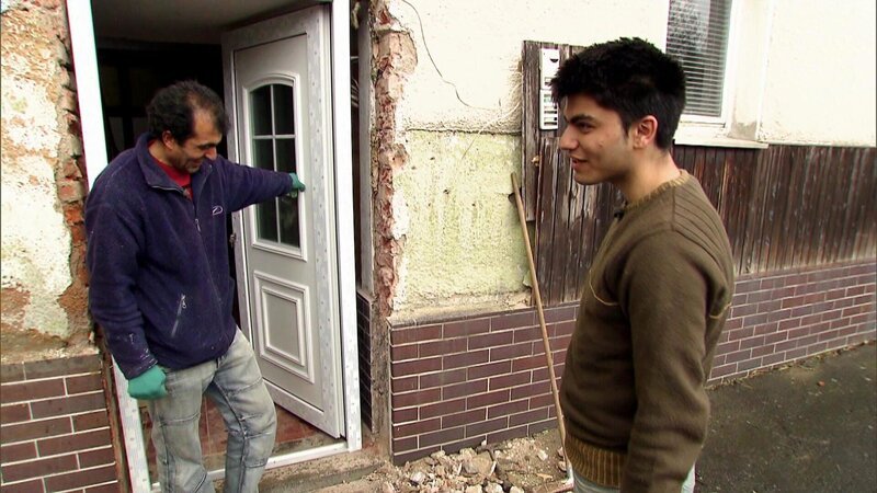 Der 17-jährige Kayhan (re.) und sein Vater Berhan (li.) renovieren gemeinsam ein Schnäppchenhaus …Der 17-jährige Kayhan (re.) und sein Vater Berhan (li.) renovieren gemeinsam ein Schnäppchenhaus … – Bild: RTL Zwei