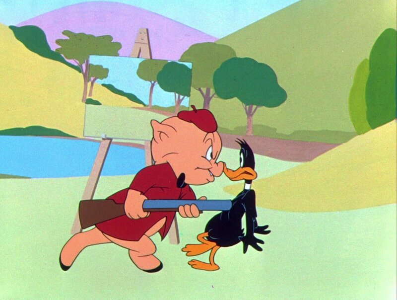 Schweinchen Dick macht sich auf den Weg in ein Naturschutzgebiet, um dort in Ruhe zu malen. Als er einen See malen will, kommt ihm allerdings der aufgebrachte Daffy Duck in die Quere. – Bild: Warner Bros.