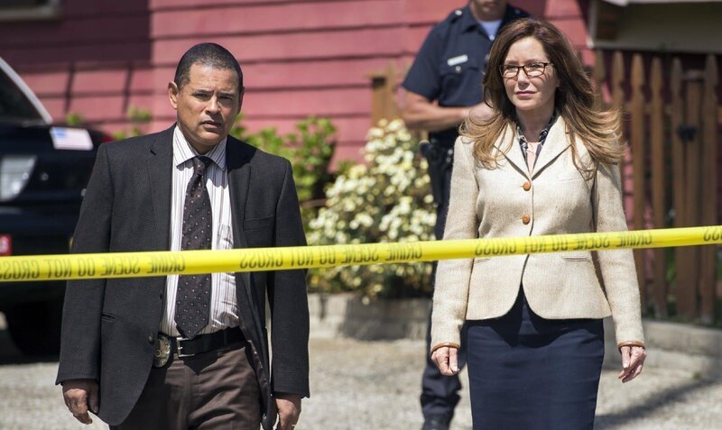Detective Julio Sanchez (Raymond Cruz), Captain Sharon Raydor (Mary McDonnell). – Bild: VOX/​Warner Bros.