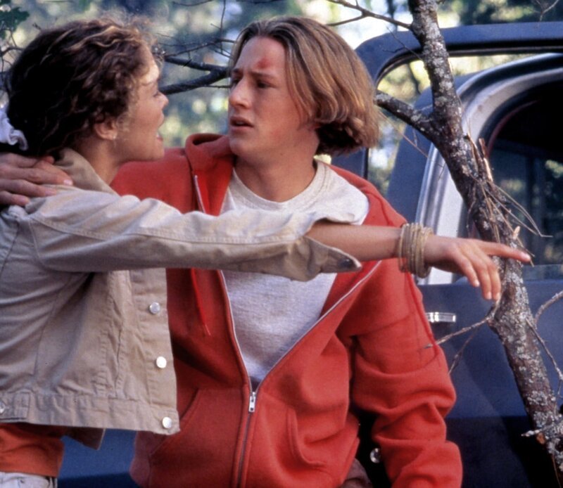 Panik! Kylie (Greta Newgren) und Glen (Lukas Behnken) geraten in die Feuerwalze. – Bild: TMG Panik! Kylie (Greta Newgren) und Glen (Lukas Behnken) geraten in die Feuerwalze. – Bild: TMG