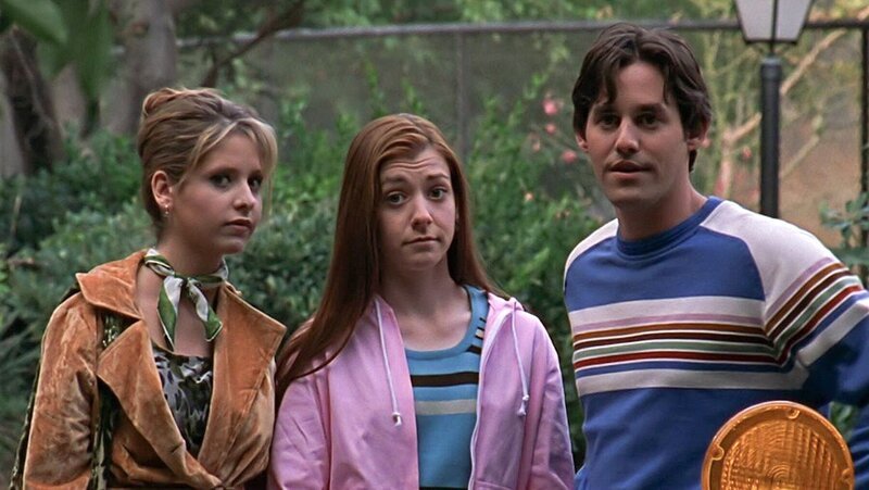 Buffy (Sarah Michelle Gellar, l.), Willow (Alyson Hannigan), Xander (Nicholas Brendon) – Bild: RTL /​ © 1997 Twentieth Century Fox Film Corporation. All rights reserved. /​ Das Lied der Hyänen