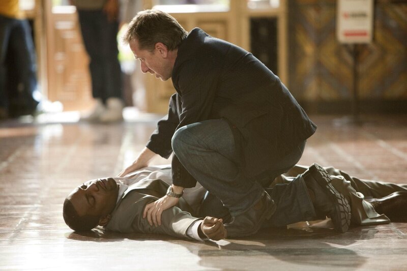 Agent Ben Reynolds (Mekhi Phifer, l.) wird bei einer Schießerei schwer verletzt. Cal (Tim Roth) ist sofort zur Stelle. – Bild: RTL Crime /​ Fox
