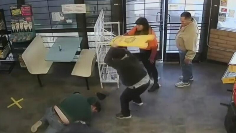 Canaan pins down Beltran inside Chucky’s Gas Station – surrounded by customers and employees – Bild: Lion Television, LLC.