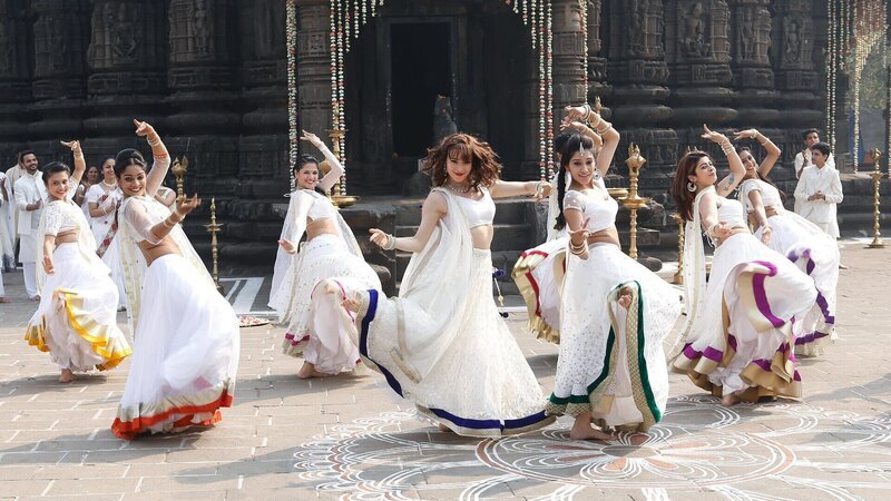 Kelli (Krystal Ellsworth, Mitte) liebt das Tanzen – Bild: RTL Zwei