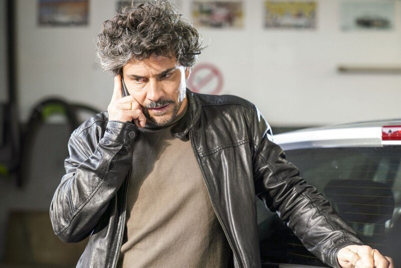 Manuel (Daniel Sellier) befürchtet, dass Kathi zur Polizei geht. – Bild: RTL/​ Dennis Hundt