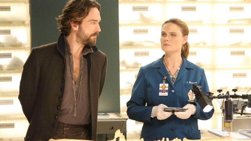 FBI-Agent Ichabod Crane (Tom Mison) aus Sleepy Hollow lässt sich von Brennan (Emily Deschanel) das Vorgehen im Labor erklären und zeigt sich beeindruckt von ihrer Arbeit. – Bild: MG RTL D /​ FOX