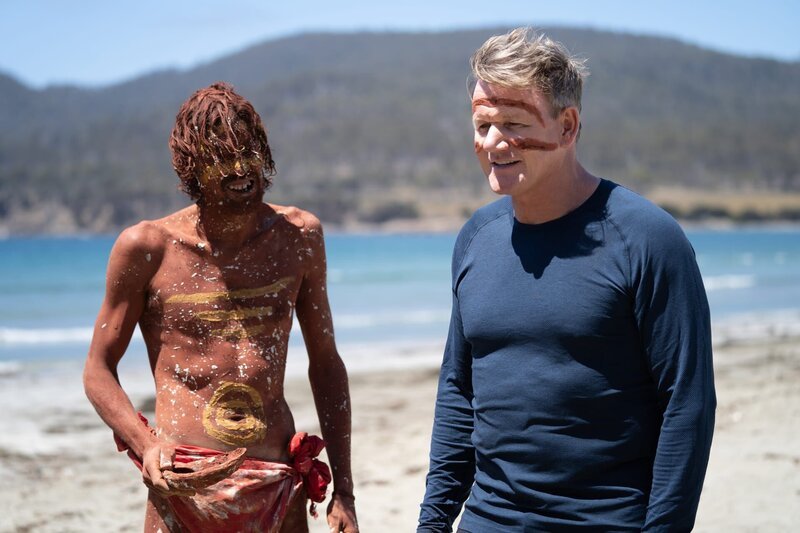 Forestier Peninsula, Tasmania – Craig Everett (L) admires the symbolic lines he painted on Gordon Ramsay’s face during a proper Welcome To Country which invites positive energy and removes stress and worry. (National Geographic/​Justin Mandel). – Bild: Studio Ramsay and all3media international Lizenzbild frei