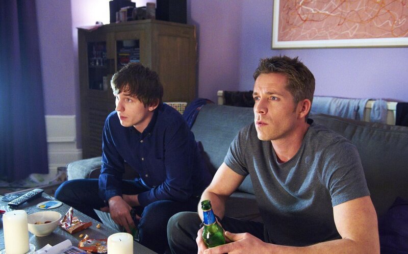 Dom (Liam Boyle, l.) und Sean (Sean Maguire, r.) in Rachels Wohnung. – Bild: Scott & Bailey No.2 Limited /​ Stuart Wood Lizenzbild frei
