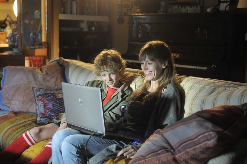 Tobias (Jelle Stout, l.) schaut mit seiner Mutter (Elisa Beuger, r.) zusammen Videos an, in denen sein verstorbener Vater beim Fußballspielen zu sehen ist. – Bild: ZDF/​Jaap Vrenegoor