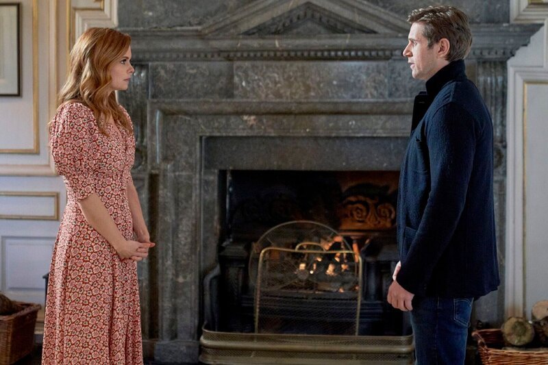 Lindsey (JoAnna Garcia Swisher, li.) reist nach Irland, um Land zu erwerben. Doch als sie ein Fest in der Gemeinde besucht, trifft sie auf den Einheimischen Brennan (Allen Leech, re.). – Bild: Steffan Hill/​Crown Media/​Sony Pi /​ © Basset Hound Distribution 2021