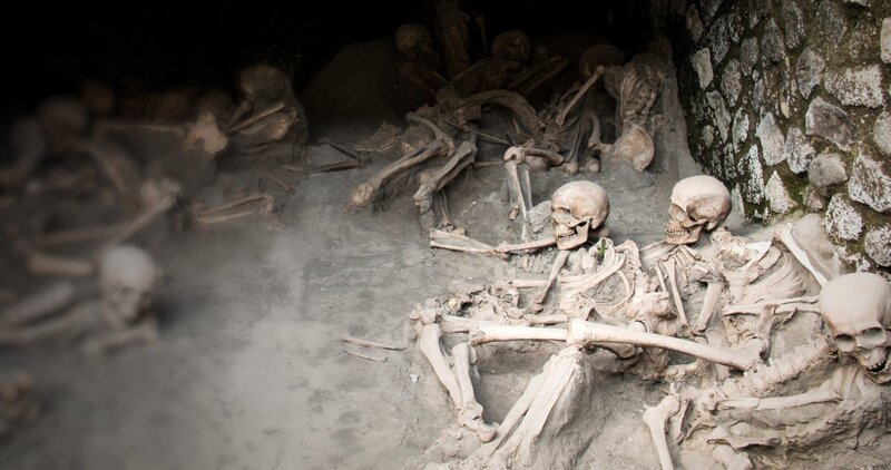 Gerade die Funde intakter Skelette in Herculaneum stellen den Schlüssel für die Forschung dar. – Bild: ZDF und Tobias Lenz