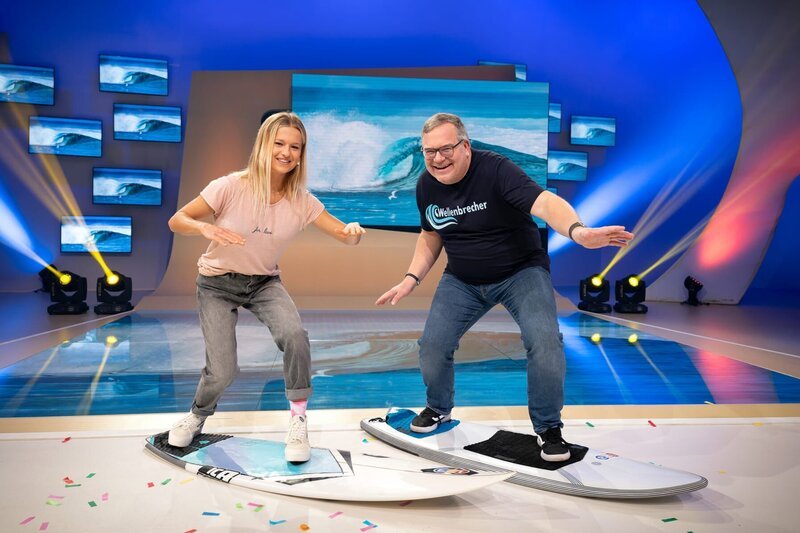 Auf die Welle, fertig, los! Surferin Rosina Neuerer zeigt Elton, mit welchen Tricks er beim Surfen jede Welle reiten kann. – Bild: ZDF/​Ralf Wilschewski