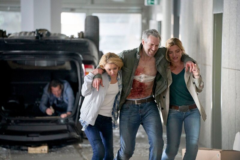 Jana (Barbara Prakopenka, l.), Tommy (Ben Braun) und Susanne (Daniela Wutte) fliehenden vor dem schießenden Redekker. – Bild: RTL /​ Guido Engels