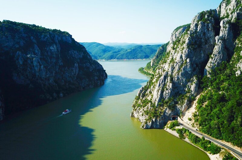 Im Eisernen Tor zwischen Rumänien und Serbien zwängt sich die Donau durch enge Schluchten mit bis zu 300 Meter hohen Felswänden. An ihrer schmalsten Stelle ist die Donau hier gerade mal 150 Meter breit. – Bild: phoenix/​SWR/​Ivo Wellmann