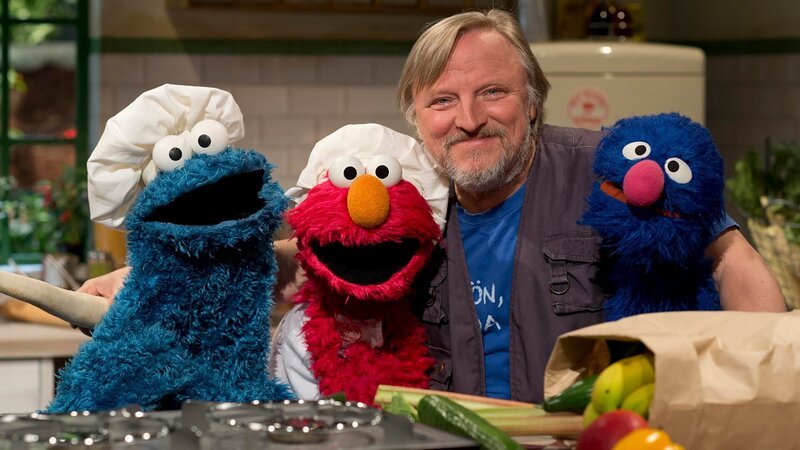 (v.l.n.r.) Krümel, Elmo, Axel und Grobi kochen zusammen. – Bild: NDR