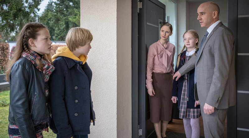 Kira (Marlene von Appen, li.) und Levin (Moritz Pauli, 2.v.li.) konfrontieren Majas Eltern. – Bild: NDR/​Boris Laewen