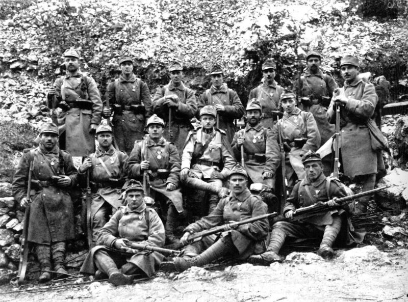 Das dekorierte Infanteriebataillon 3/​35, aufgenommen vermutlich im September, Oktober 1915 in der Nähe von Tolmein (Tolmin) an der Isonzofront; 5. Armee, Stargl. – Bild: PHOENIX/​ZDF/​ORF
