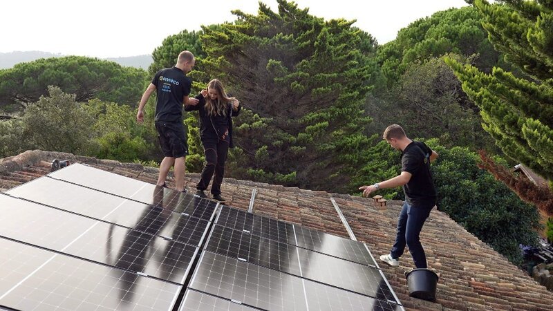 Die Solaranlage wird auf das Dach der Villa Geissini montiert. Da Robert keine Zeit hat, soll Davina das Montieren der Anlage überwachen.. – Bild: RTL Zwei