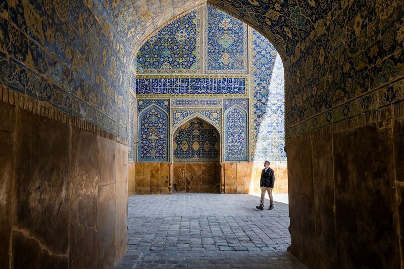 Moderator Christopher Clark vor der Scheich-Lotfollah-Moschee in Isfahan. – Bild: Andreas Steffan /​ ZDF und Andreas Steffan /​ zdf /​ © History /​ ZDF und Andreas Steffan.