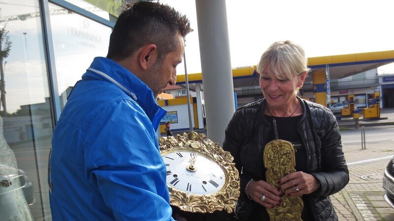 Trödelexperte Mauro Corradino und Mechthild verkaufen die Burgunder Uhr.TrĂ¶delexperte Mauro Corradino und Mechthild verkaufen die Burgunder Uhr. – Bild: RTL Zwei