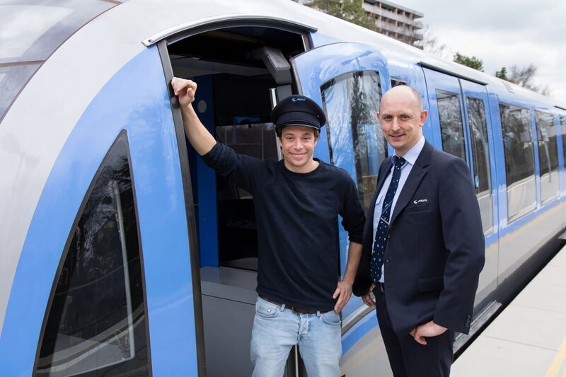 Gleich geht es los! Fahrlehrer Christian bringt Checker Tobi das U-Bahnfahren bei. – Bild: BR/​megaherz gmbh/​Hans-Florian Hopfner