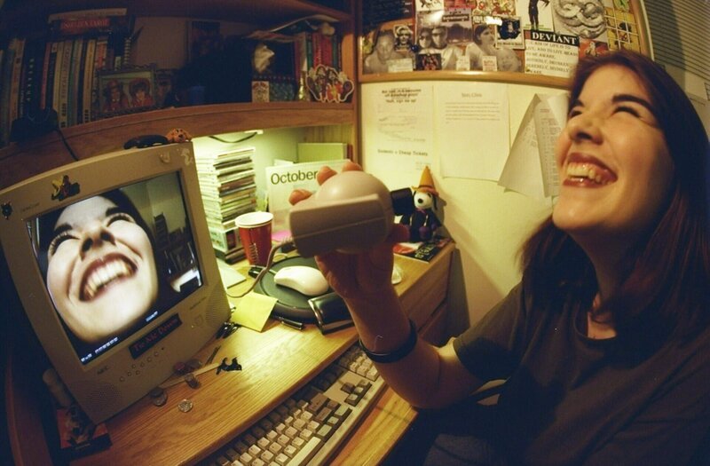UNITED STATES – OCTOBER 29: Sarah Wells in her New York University dorm with her Webcam. (Credit: Howard Earl Simmons/​NY Daily News Archive via Getty Images) – Bild: New York Daily News Archive /​ 1998/​Daily News, L.P. (New York) /​ NY Daily News via Getty Images /​ New York Daily News