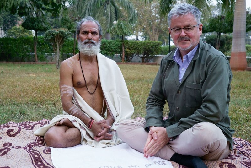 Christopher Clark mit einem indischen Yogi. Yoga wurde von der Unesco als immaterielles Weltkulturerbe anerkannt. – Bild: Alexander Hein /​ ZDF und Alexander Hein /​ zdf /​ © History /​ ZDF und Alexander Hein.