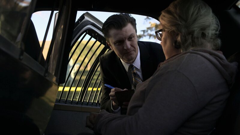 Ein Detektiv befragt eine Person, die in einem Auto sitzt – Bild: Z/​abacus /​ © Crime + Investigation /​ abacus media