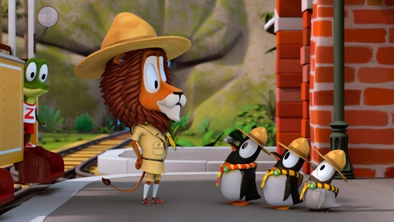 Lionel (Löwe) ermahnt die Pinguine, stramm zu stehen und nicht herum zu zappeln. – Bild: ZDF/​Gaumont Animation/​PP Animation III Inc.