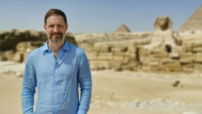 Für den Ägyptologen Dr. Chris Naunton beginnt die Spurensuche hin zur vergessenen Pyramide in Gizeh. – Bild: ZDF und Laura Zirkel./​Laura Zirkel