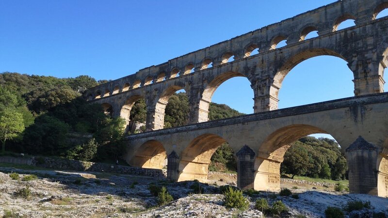 Das Aquädukt von Nîmes ist das größte bis heute erhaltene römische Bauwerk in Europa. Tausende Arbeiter waren an dem monumentalen Bau auf einer Strecke von 50 Kilometern beschäftigt. – Bild: ZDF und Benoît Faure./​Benoît Faure