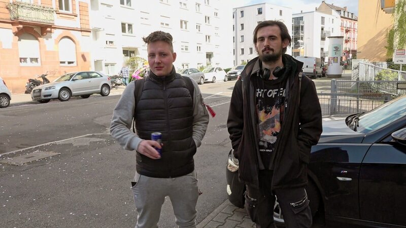Jonas (li.) und Jerrick sind auf dem Weg zum Friseur.. – Bild: RTL Zwei