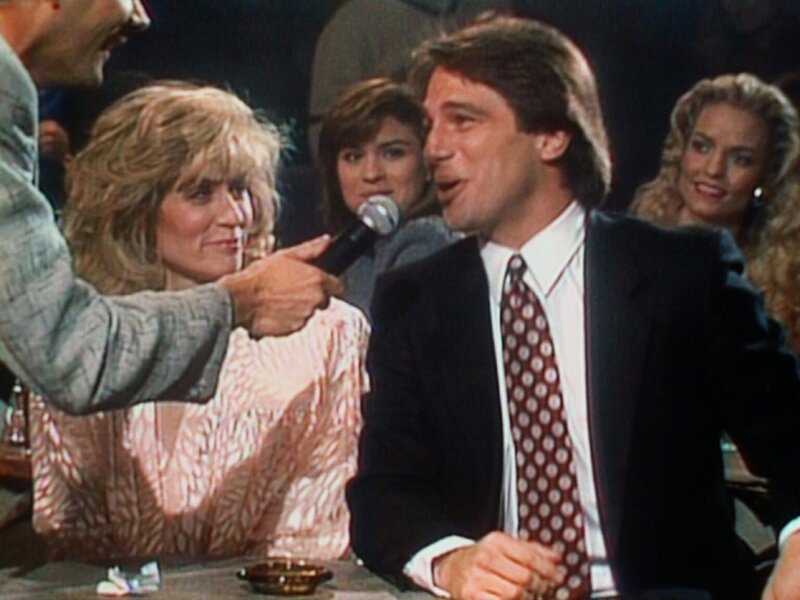 Tony (Tony Danza, r.) plaudert bei einer Show aus dem Nähkästchen. Angela (Judith Light, l.) hört gebannt zu. – Bild: Columbia Lizenzbild frei