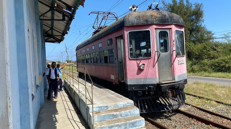 Seit fast 100 Jahren auf den Gleisen: Der in Altrosa lackierte Elektrotriebwagen pendelt auf der Strecke zwischen Havanna und Matanzas – wenn er denn fährt und die Mechaniker nicht gerade irgendein Problem beheben müssen. – Bild: NDR/​nonfictionplanet/​Till Lehmann