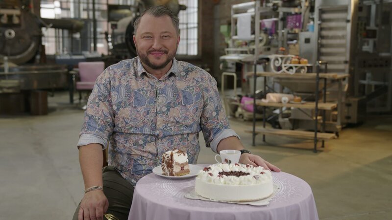 Tiefkühltorten müssen auch nach dem Auftauen ihre Form behalten. Sebastian Lege zeigt, welche Tricks die Industrie bei tiefgekühlter Schwarzwälder Kirschtorte einsetzt. – Bild: ZDF und Lars Döring./​Lars Döring