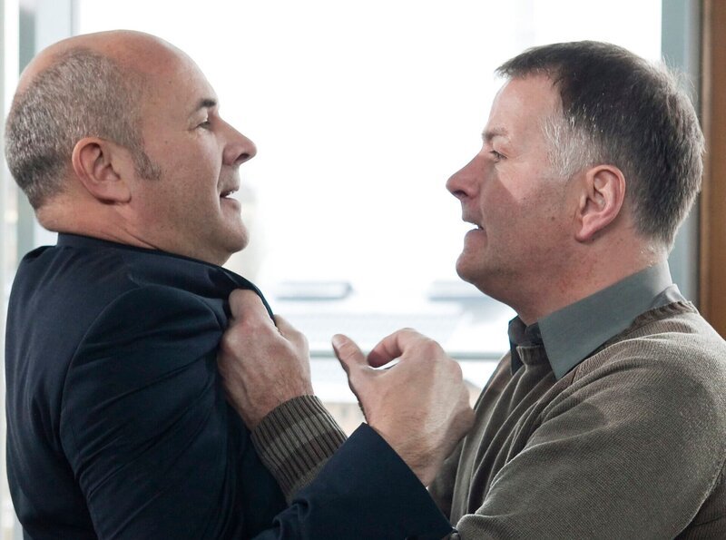 Dr. Roland Heilmann (Thomas Rühmann, rechts) glaubt nicht an einen Zufall, dass Gunther Mensing (Klaus Schindler) bei seinen Forschungen zu genau den gleichen Ergebnissen gekommen ist. Als er Mensing einen Besuch abstattet, lässt sich Roland von Mensing so sehr reizen, dass er ihm an den Kragen geht. – Bild: MDR/​Krajewsky