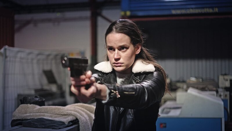 Bei der Überführung muss Billie Vebber (Constance Gay) zur Pistole greifen. – Bild: ZDF und Kim Sattler /​ LFV./​Kim Sattler /​ LFV
