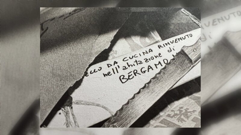 Dieses Brotmesser wird in der Küche des italienischen Serienmörders Marco Bergamo gefunden. Er hatte alle fünf Opfer erstochen. – Bild: ZDF und Athesia Verlag./​Athesia Verlag