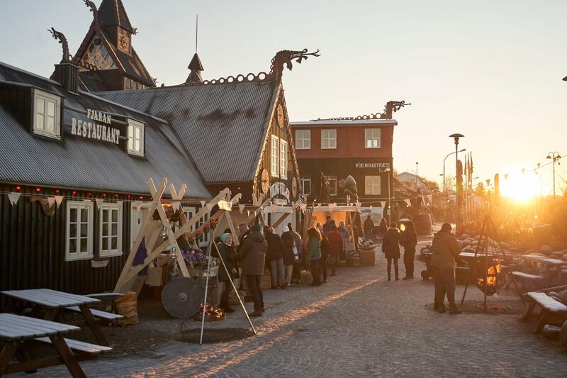 Zwei Tickets nach Island – Bild: Lilja Jonsdottir /​ . /​ ©Hallmark Media